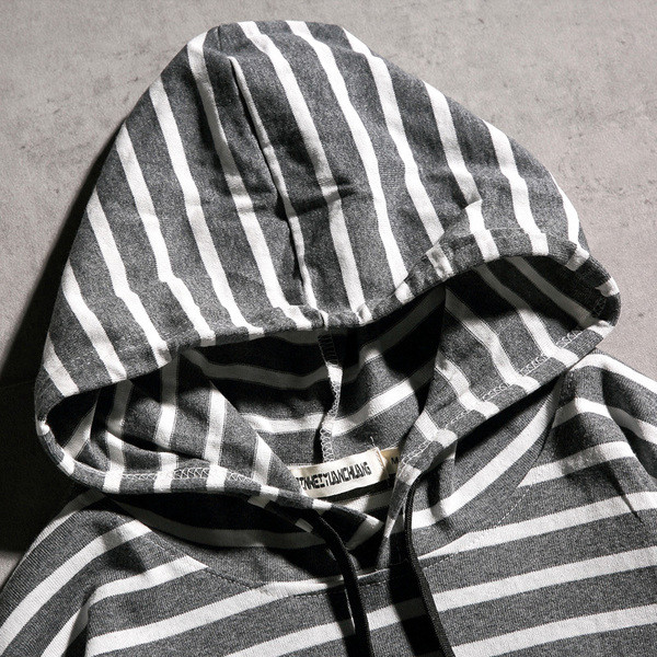 Раирана мъжка тениска с качулка в три цвята 