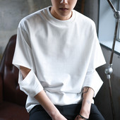 Tricou modern pentru bărbați cu mâneci decupate în alb și negru