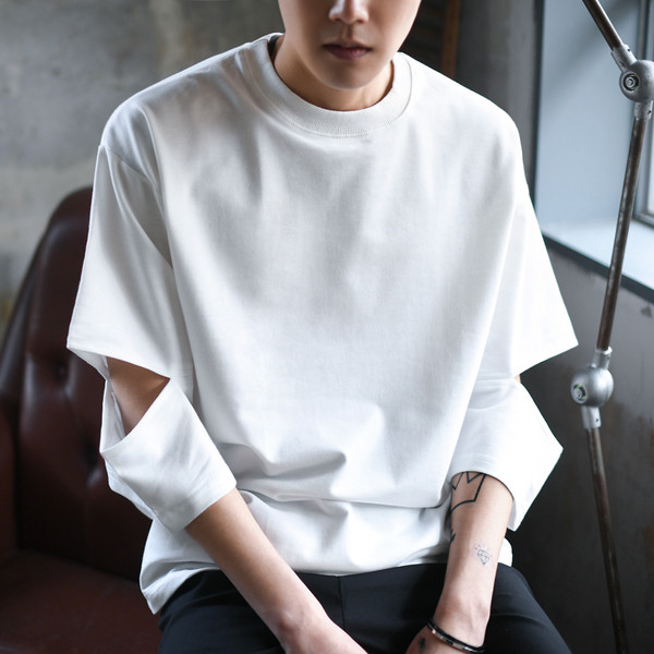 Tricou modern pentru bărbați cu mâneci decupate în alb și negru