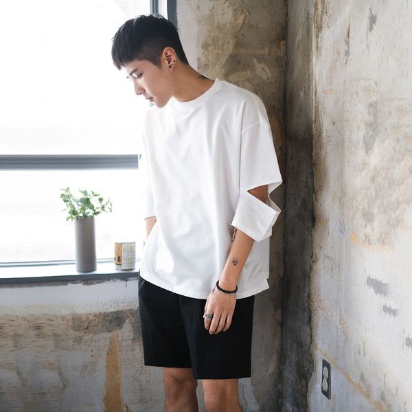 Tricou modern pentru bărbați cu mâneci decupate în alb și negru