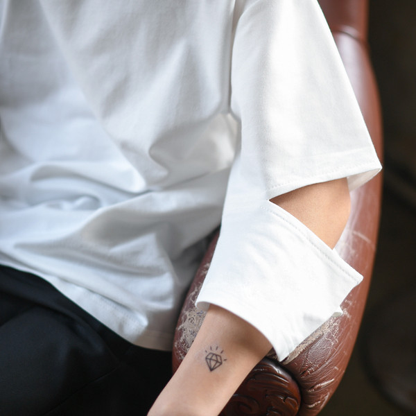 Tricou modern pentru bărbați cu mâneci decupate în alb și negru