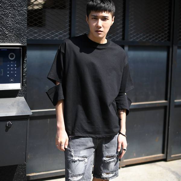 Tricou modern pentru bărbați cu mâneci decupate în alb și negru