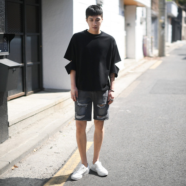 Tricou modern pentru bărbați cu mâneci decupate în alb și negru