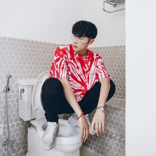 Мъжка тениска в червен цвят с десен - широк модел