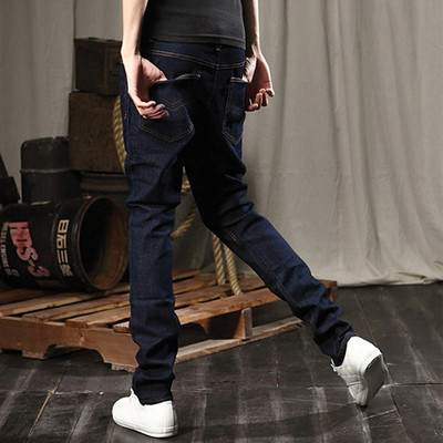 Ανδρικά τζιν σε σκούρο χρώμα