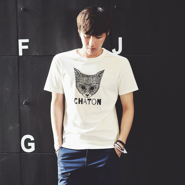 Tricou bărbătesc cu aplicație și inscripție în alb și negru