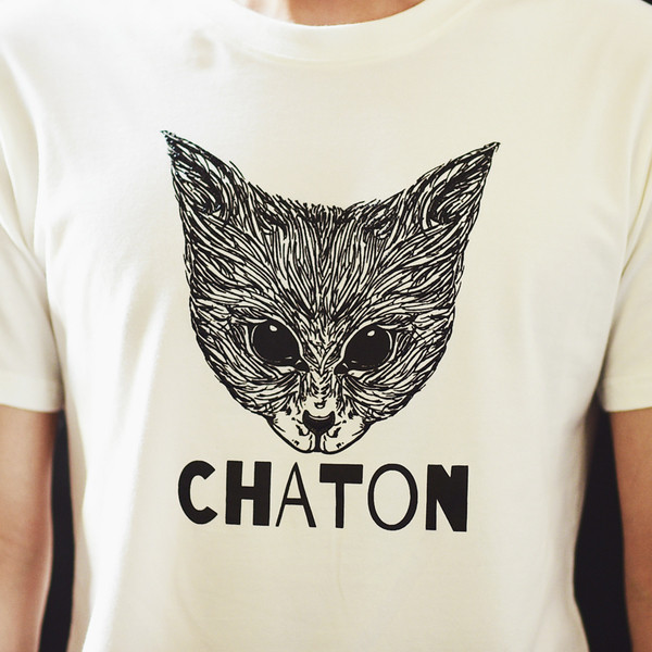 Tricou bărbătesc cu aplicație și inscripție în alb și negru