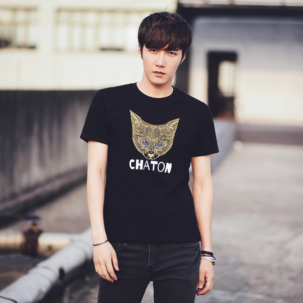 Tricou bărbătesc cu aplicație și inscripție în alb și negru