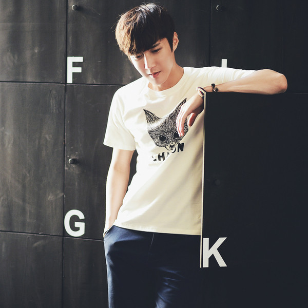 Tricou bărbătesc cu aplicație și inscripție în alb și negru