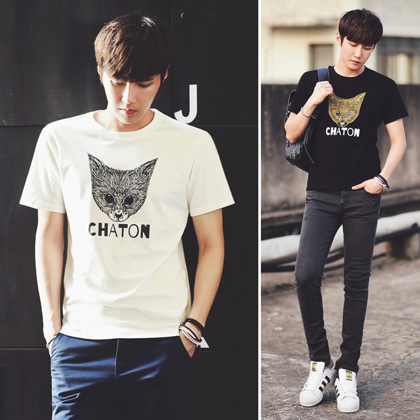 Tricou bărbătesc cu aplicație și inscripție în alb și negru