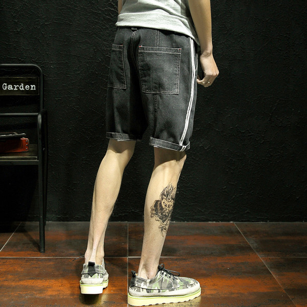 Pantaloni scurți pentru bărbați de culoare închisă și dungi