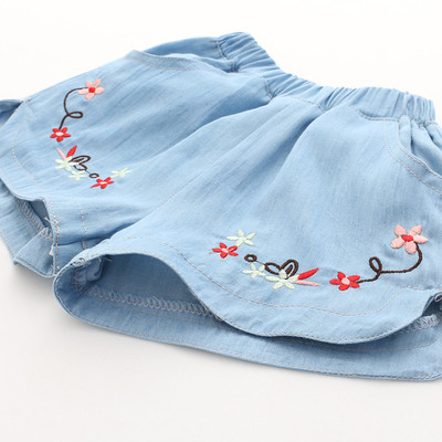 Παιδικά σορτς σε ανοιχτόχρωμο χρώμα με φυτικά μοτίβα