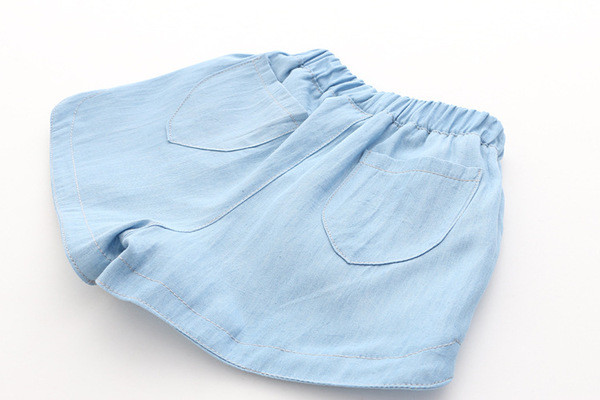 Παιδικά σορτς σε ανοιχτόχρωμο χρώμα με φυτικά μοτίβα