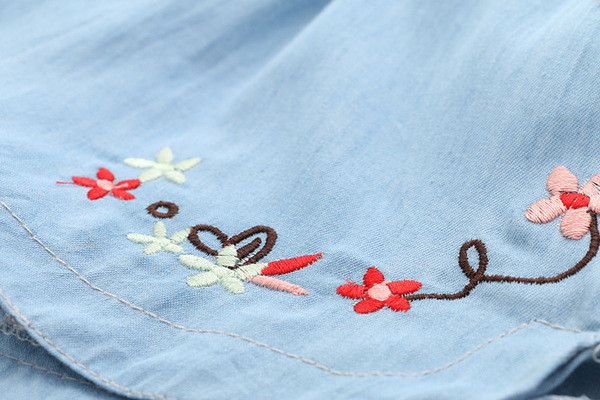 Παιδικά σορτς σε ανοιχτόχρωμο χρώμα με φυτικά μοτίβα