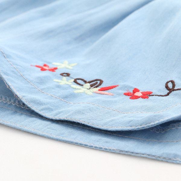 Παιδικά σορτς σε ανοιχτόχρωμο χρώμα με φυτικά μοτίβα