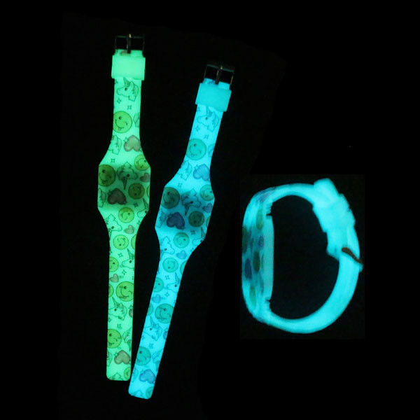 Детски светещ часовник в два цвята 