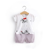 Set pentru copii care include o bluză cu mâneci scurte și pantaloni scurți