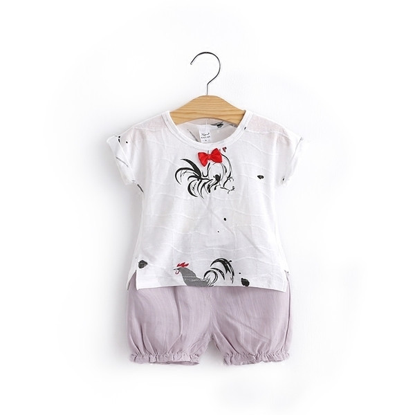 Set pentru copii care include o bluză cu mâneci scurte și pantaloni scurți