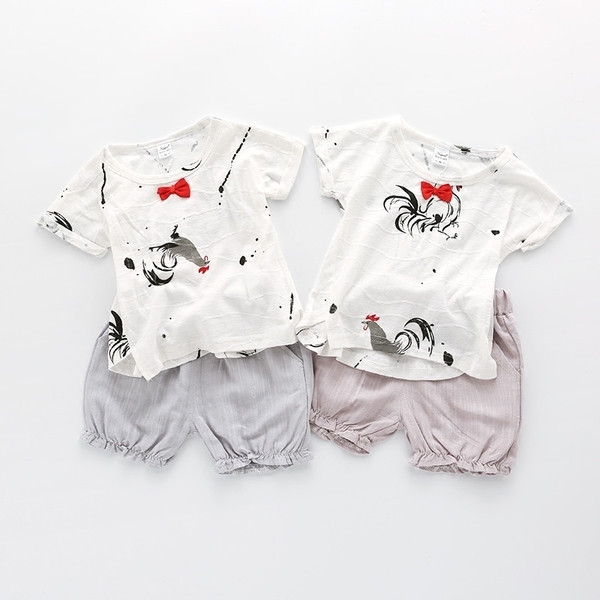 Set pentru copii care include o bluză cu mâneci scurte și pantaloni scurți