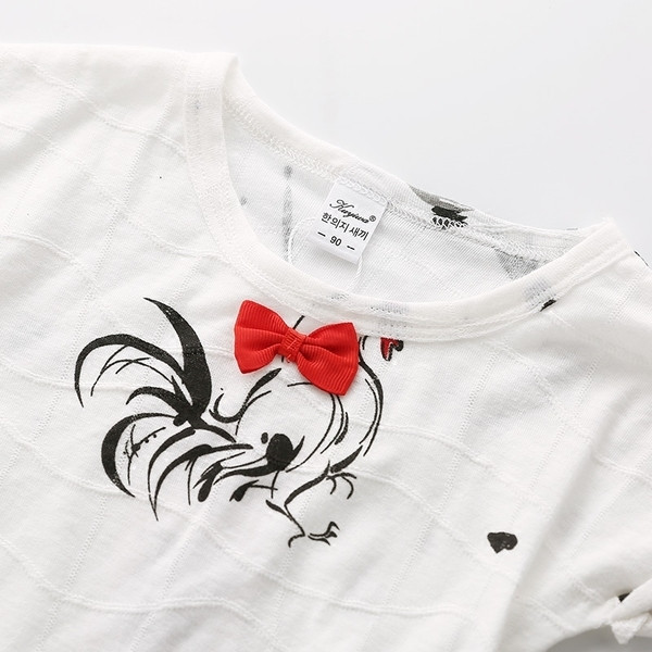 Set pentru copii care include o bluză cu mâneci scurte și pantaloni scurți