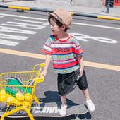 Tricou pentru copii în dungi cu inscripție și aplicații