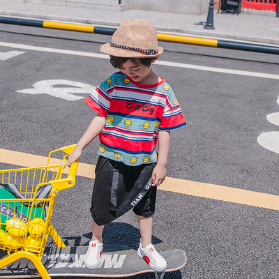 Tricou pentru copii în dungi cu inscripție și aplicații