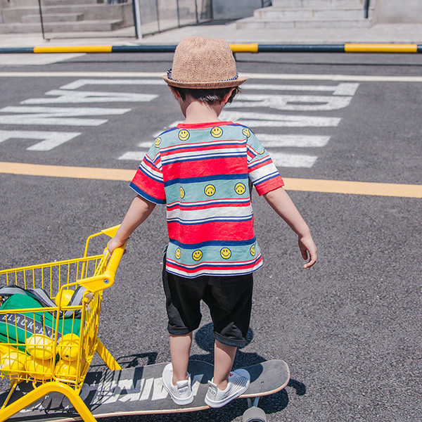 Tricou pentru copii în dungi cu inscripție și aplicații