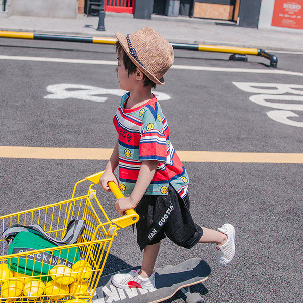 Tricou pentru copii în dungi cu inscripție și aplicații