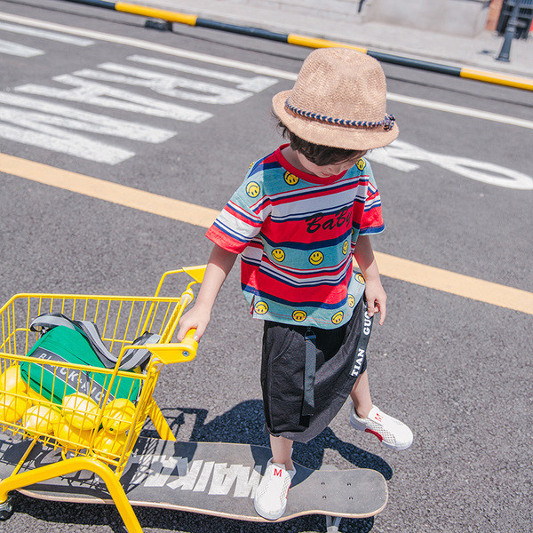 Tricou pentru copii în dungi cu inscripție și aplicații
