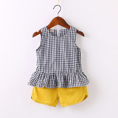 Детски комплект за момичета включващ къси панталони в различни цветове и кариран потник