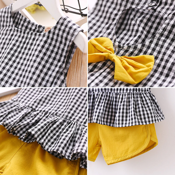 Детски комплект за момичета включващ къси панталони в различни цветове и кариран потник