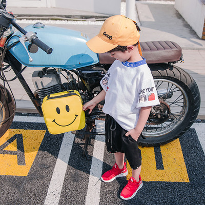 Ежедневна детска тениска в бял и син цвят с надписи и апликации