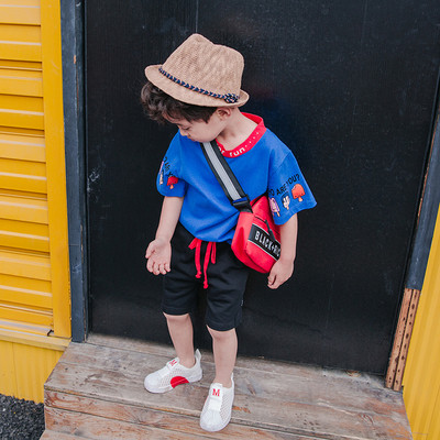 Ежедневна детска тениска в бял и син цвят с надписи и апликации