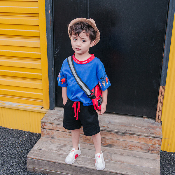 Ежедневна детска тениска в бял и син цвят с надписи и апликации