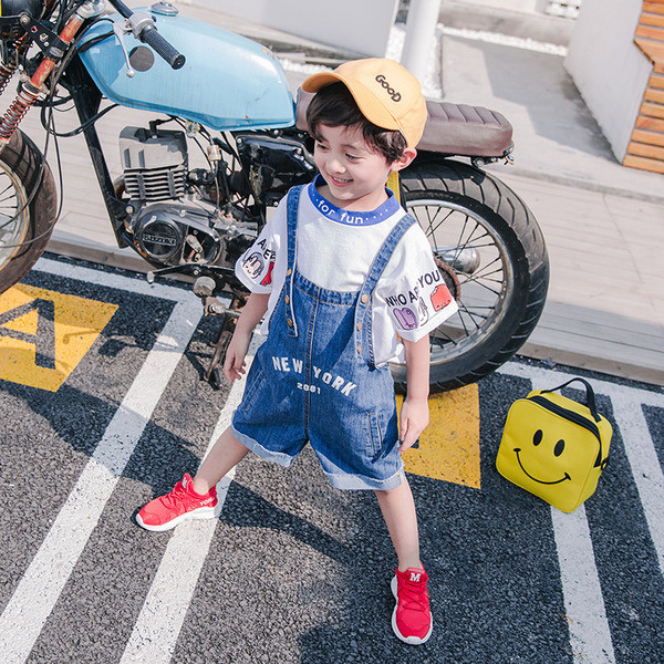 Ежедневна детска тениска в бял и син цвят с надписи и апликации