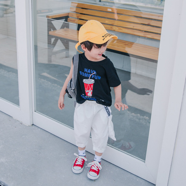 Παιδική βαμβακερή μπλούζα με εφαρμογές και σχισμένα σχέδια σε λευκό και μαύρο χρώμα