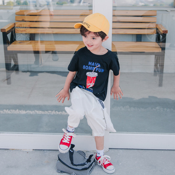 Παιδική βαμβακερή μπλούζα με εφαρμογές και σχισμένα σχέδια σε λευκό και μαύρο χρώμα