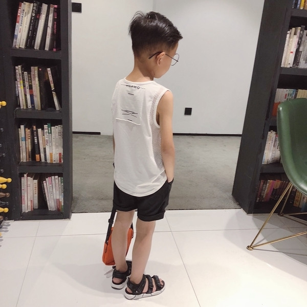 Παιδικό μπλουζάκι σε λευκό με στοιχεία πλέγματος