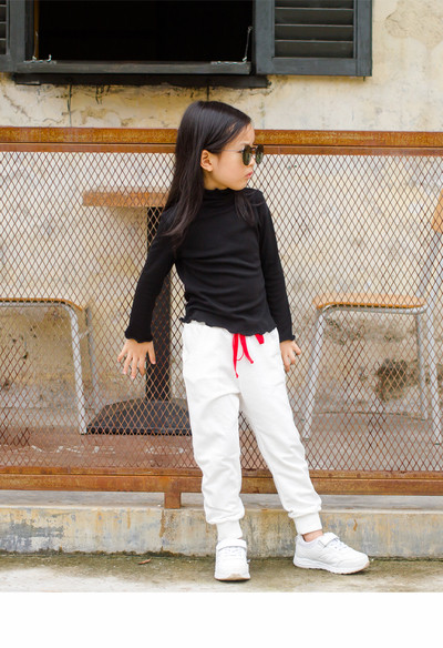 Детски спортно-ежедневен панталон в черен и бял цвят