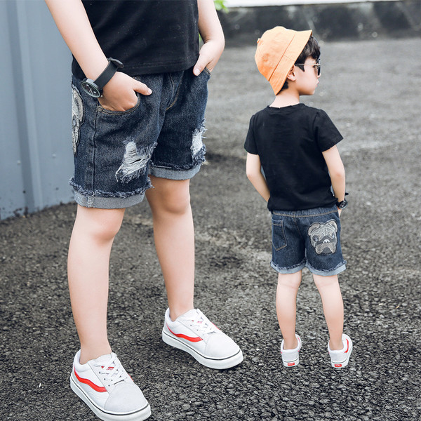 Blugi scurti pentru copii in mai multe culori cu motive rupte si aplicatie