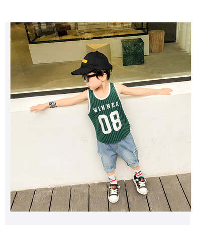 Παιδικό γιλέκο αθλητικής ριγέ με διακοσμητικό χρώμα