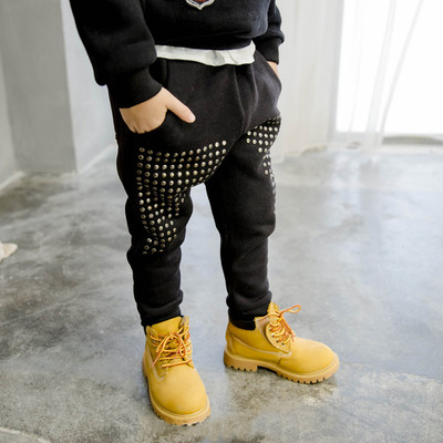 Μοντέρνα παιδική ασημί φόρμουλα με μεταλλικά καπάκια, επιγραφή και μπαλώματα