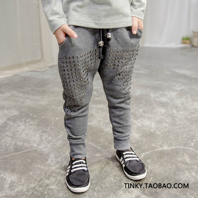 Μοντέρνα παιδική ασημί φόρμουλα με μεταλλικά καπάκια, επιγραφή και μπαλώματα