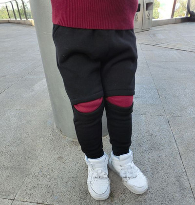 Μοντέρνα παιδική ασημί φόρμουλα με μεταλλικά καπάκια, επιγραφή και μπαλώματα