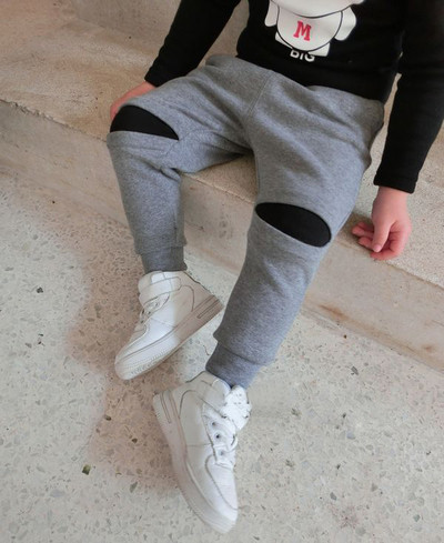 Μοντέρνα παιδική ασημί φόρμουλα με μεταλλικά καπάκια, επιγραφή και μπαλώματα