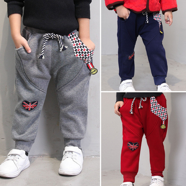 Μοντέρνα παιδική ασημί φόρμουλα με μεταλλικά καπάκια, επιγραφή και μπαλώματα