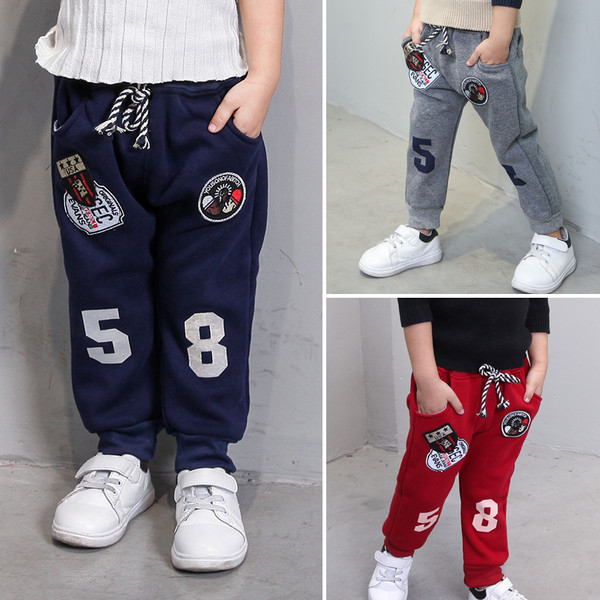 Μοντέρνα παιδική ασημί φόρμουλα με μεταλλικά καπάκια, επιγραφή και μπαλώματα