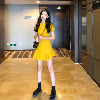 Μοντέρνο γυναικείο αμάνικο φόρεμα σε κίτρινο χρώμα