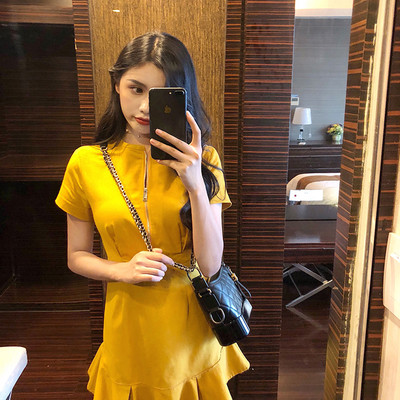 Μοντέρνο γυναικείο αμάνικο φόρεμα σε κίτρινο χρώμα