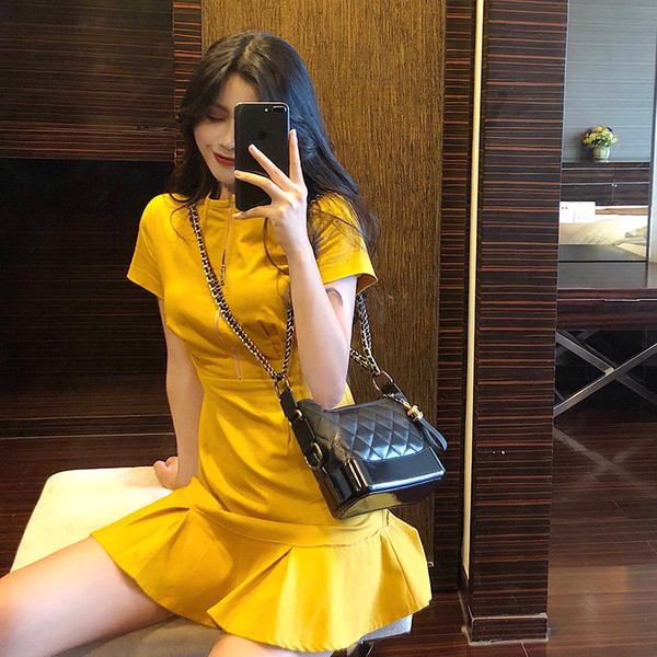 Μοντέρνο γυναικείο αμάνικο φόρεμα σε κίτρινο χρώμα